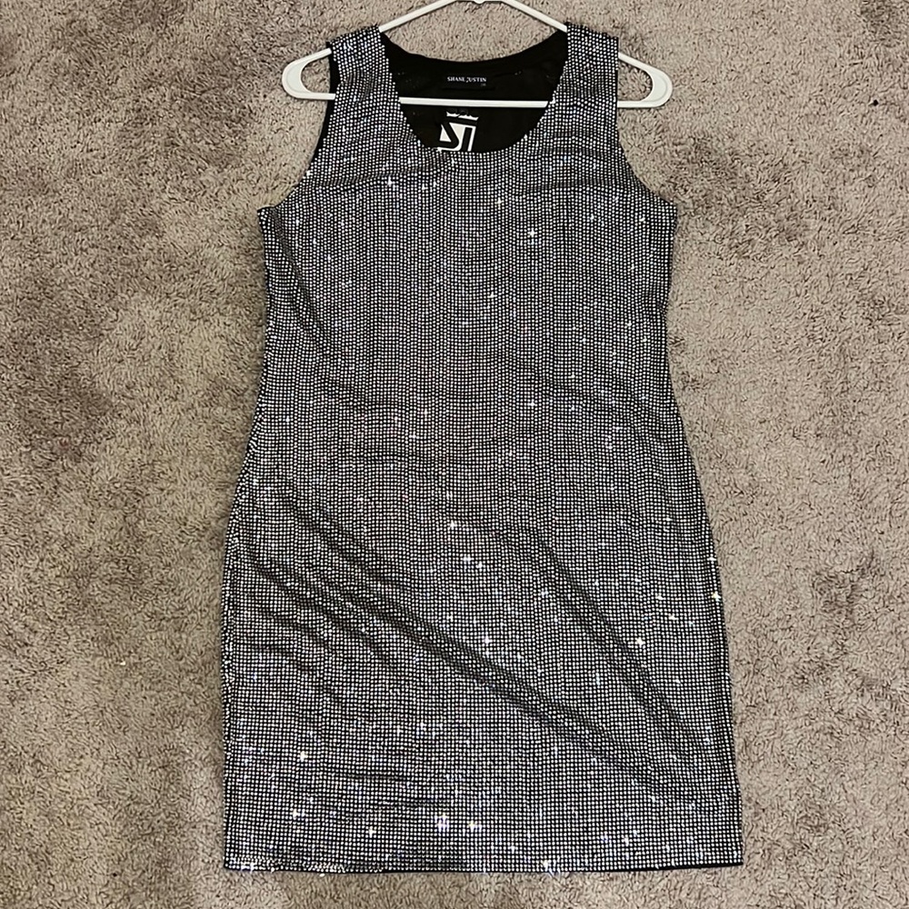 Shane justin rhinestone dress size 2xl runs like a size xl